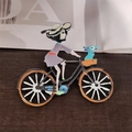 Dettaglio spilla bambina in bicicletta con finitura in smalto colorato e retro in metallo - Ragazza in Bicicletta Smalto (Viola) / Viola