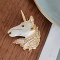 Einhorn-Emaille-Brosche mit bunten Strasssteinen auf Goldbasis und grünem Edelsteinauge - Weiß