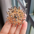 Vintage zonnebloem broche in champagne goud met fonkelende rookgrijze strass steentjes - Sneeuwvlok Kristal Bloem / Goud