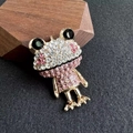 Cartoon Frosch Brosche mit funkelnden Kristallen auf schwarzem Hintergrund - Rosa