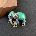 Dettaglio della spilla a forma di elefante con smalto verde e finitura dorata - Verde