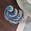 Elegante zilveren golfbroche met diepblauw email, fonkelende strass en een blauwe druppelsteen - Blauw (XZ0420-2)