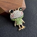 Cartoon Frosch Brosche mit grünen und weißen Strasssteinen auf Goldlegierung für Pullover - Grün
