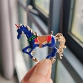 Spilla creativa a forma di unicorno blu scuro con dettagli dorati e strass scintillanti - Unicorno Blu (XZ0289-2)
