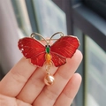 Eleganter Schmetterling-Anstecknadel in roter Emaille mit Goldakzenten und Perle - Emaille Perlen Schmetterlingsstil (XZ0344-5)