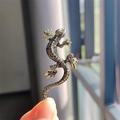 Detailansicht der Vintage Eidechsenbrosche mit klaren Kristallen und blauen Edelsteinaugen - Gecko-Stil (XZ0188-3 Grau) / Grau