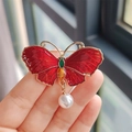 Eleganter Schmetterling-Anstecker in Rot mit Emaille und weißer Perlen-Verzierung - Weinroter Stil (XZ0344-6)