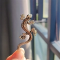 Nahaufnahme einer Vintage-Eidechsenbrosche mit Kristallen in der Hand gehalten - Gecko-Stil (XZ0188-4 Braun) / Braun