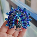 Broche de pavo real con cristales azules y base de aleación en tono plateado - Estilo de Pavo Real Azul (XZ0392-2)