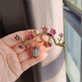 Vintage pruimenbloesem broche met kleurrijke strasstenen en lantaarnhanger - Rood