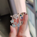 Détail d'une broche renard dorée ornée de strass blancs et de pierres précieuses colorées - Or (XZ0045-3)