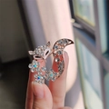 Détail d'une broche renard en or rose ornée de strass brillants et fleurs délicates - Or Rose (XZ0045-1)