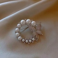 Eleganter Silberbroschen-Pin mit weißen Perlen und Strass-Schmetterling auf Seide - Ring Schmetterling Perle Stil (BH08-Silver)
