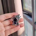 Detailopname van een vintage vlinderbroche met blauwe kristallen en gekleurde steentjes - Blauwe Vlinder (XZ0546-1)