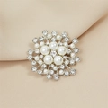 Elegante silberne Schneeflocken-Brosche mit Perlen und Strass auf Stoffhintergrund - Runder Blumencluster-Stil (BH09-Silver)