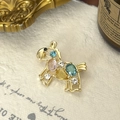 Elegante spilla a cavallo dorata con cristalli multicolore e strass per abiti - Piccolo Pony Colorato