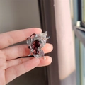 Gedetailleerde opname van een zilveren vlinderbroche met paarse kristallen en glanzende steen - Paarse Vlinder (XZ0546-2)