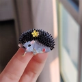 Lindo broche de erizo en esmalte púrpura con flor amarilla y detalles dorados - Negro (XZ0401-1)