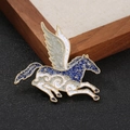 Squisita spilla a forma di cavallo alato in smalto blu e bianco con finitura dorata - Spilla Pegasus da Sogno