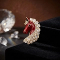 Squisita spilla testa di cavallo in smalto bordeaux e cristalli per abbigliamento formale - Spilla Cavallo Rossa