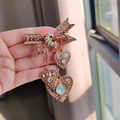 Broche cœur vintage dorée avec cristaux roses et pendentif goutte en opale chic - Rose