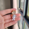 Lindo broche de enfermera con borde dorado esmalte blanco y piedra de ojo de gato - Estilo de Mujer Médico