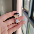 Broche de doctor de dibujos con bata blanca, bordes dorados e incrustación ojo de gato - Estilo de Hombre Médico