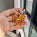 Broche de flor vintage con cristales ámbar y pedrería sobre base de metal dorado - Broche de Flor de Cristal de Hielo Hexagonal de Cristal de Colores (XZ0502-4) / Amarillo