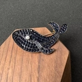 Spilla balena blu creativa con cristalli scintillanti e dettaglio perla bianca - Stile Balena Strass Blu Base Nera