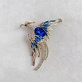 Detail der luxuriösen Phönix-Brosche mit blauen Kristallen und Diamant-Akzenten - Phönix Strass Brosche - Blau