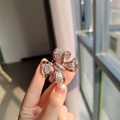Elegante broche de lazo en oro rosa con circonitas para accesorios de traje mujer - Lazo Púrpura Rojo (XZ0549-2)