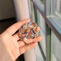 Gouden verendrankje met kleurrijk emaille, witte kristallen en een parel - Goud