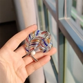 Exclusieve zilveren verenbroche met kleurrijk emaille en kleine witte parelhanger - Zilver