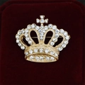 Eleganter goldener Kronen-Anstecknadel mit Kristallen auf rotem Samt-Hintergrund - Krone Kreuz Voll Strass Stil (BH34-Gold)