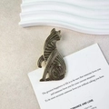 Vintage bronzen kattenbroche met gegraveerde patronen op een witte displaykaart - Vintage Kat Goud