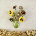 Eleganter Sonnenblumenstrauß-Brosche in grüner Emaillevase mit funkelnden Kristallen - Ölgemälde Sonnenblume (XZ0670)