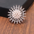 Eleganter Sonnenblumen-Brosche mit weißen Perlen und Roségold-Kristallen - Sonnenblume Strahlende Perle Stil (BH37)