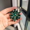 Broche geométrico vintage con cristales verde oscuro y diamantes en base dorada - Broche de Flor de Cristal de Hielo Hexagonal de Cristal de Colores (XZ0502-1) / Verde