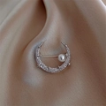 Silberne Mondsichel-Brosche mit kleinen Sternen, Kristallen und einer weißen Perle - Stern Mond Perle Mikroeingelegter Stil (BH28-Silver)