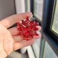 Broche de flor vintage con cristales rojos y acabado dorado sostenido a mano - Broche de Flor de Cristal de Hielo Hexagonal de Cristal de Colores (XZ0502-2) / Rojo
