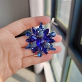 Broche vintage de copo de nieve con cristales azul oscuro y pedrería en plata fina - Broche de Flor de Cristal de Hielo Hexagonal de Cristal de Colores (XZ0502-3) / Azul