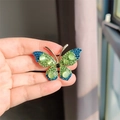 Vlinderbroche met groene en blauwe strassteentjes, opaalaccenten en gouden finish - Groen