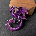 Vista dettagliata della spilla a forma di drago viola con smalto e occhio di strass - Stile drago volante viola
