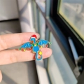 Spilla smaltata a forma di drago natalizio azzurro con cappello rosso festivo - Drago di Natale Blu (XZ0532-1)