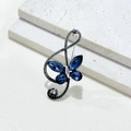 Detailansicht der Brosche mit Notenschlüssel, blauen Kristallen und Schmetterling-Design - Blauer Schmetterling Strass Note Brosche