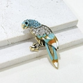 Eleganter Gold-Papagei-Brosche mit blauen Kristallen und bunter Emaille-Verzierung - Papageienstil (Blauer Strass)