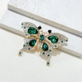 Dettaglio ravvicinato della spilla a farfalla con gemme verde smeraldo e cristalli - Farfalla in Strass - Verde