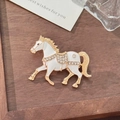 Exquisito broche de caballo dorado con esmalte blanco y detalles de cristal brillante - Blanco