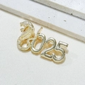 Brosche zum Jahr der Schlange 2025 aus goldfarbenem Metall mit Strass auf Stoff - Strass Gold