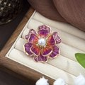 Exquisito broche de peonía con pétalos de esmalte degradado y perla central en joyero - Morado
